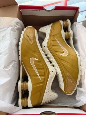 Nike Shox R4 Womens Size 7 Soft Pearl/Metallic Gold Sneakers AR3565-010 New